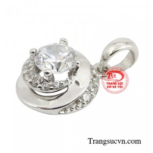 Chiếc mặt dây thu hút mọi ánh nhìn bởi vẻ đẹp vừa mong manh vừa quyền lực cho chủ nhân sở hữu.