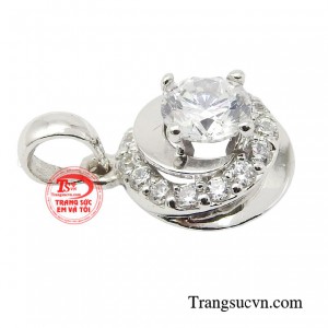 Thêm vào đó cùng những thiết kế trang sức độc đáo, thể hiện đúng tính cách người đeo. 