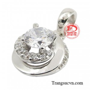 Nhắc đến phong cách thanh lịch và nữ tính, mặt dây quý cô duyên dáng chính là lựa chọn hàng đầu. 