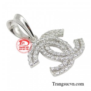 Chiếc mặt dây khiến nàng nâng tầm phong cách không còn đơn điệu trong bộ trang phục công sở. 