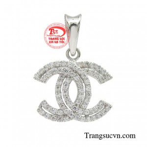 Mặt dây quý cô kiều diễm mang nét thanh lịch và thời thượng khoe trọn gương mặt sắc sảo cùng phần xương quai xanh quyến rũ. 