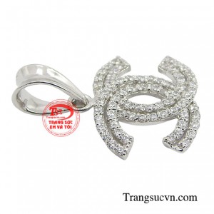 Hơn nữa, với thiết kế mang tính ứng dụng cao, có thể giúp nàng dễ dàng phối với nhiều phong cách trang phục khác nhau từ công sở thanh lịch cho đến những bữa tiệc cần sự sang trọng và đẳng cấp.