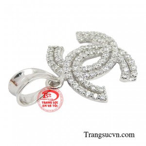 Mặt dây quý cô kiều diễm là món phụ kiện tạo điểm nhấn hoàn hảo mà bất kì cô nàng nào cũng nên sở hữu cho bộ sưu tập trang sức của riêng mình. 