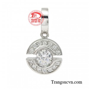 Mặt dây quý cô kiêu sa toát lên bản lĩnh thể hiện được rõ nét sức quyến rũ đặc biệt của người phụ nữ.