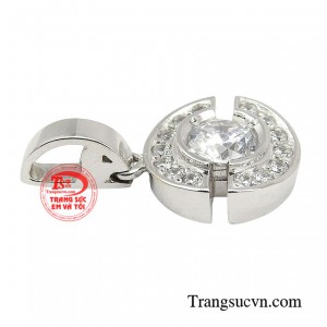 Món trang sức được chế tác tinh xảo luôn sở hữu vẻ đẹp thu hút trong việc tôn vinh nhan sắc của phái đẹp mà ai cũng khao khát có được. 