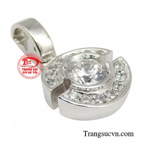 Chiếc mặt dây là chi tiết đắt giá làm điểm nhấn hoàn hảo cho phong cách của bạn