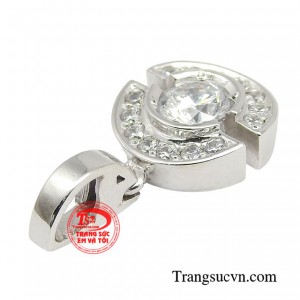 Không chỉ làm tăng sự kiêu sa, quý phái cho diện mạo, mà việc đeo trên mình chiếc dây chuyền này còn giúp thể hiện vị thế và làm nổi bật cốt cách, đẳng cấp của người đeo chúng một cách độc đáo.