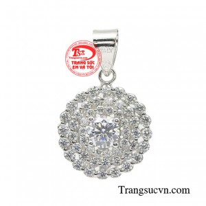 Mặt dây quý cô sang trọng đóng vai trò như một món đồ không chỉ để làm đẹp cho phụ nữ mà còn để thể hiện sự giàu có và địa vị xã hội.