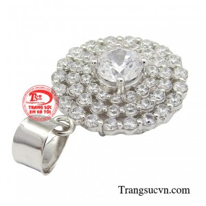 Thiết kế thanh lịch, tinh tế của món trang sức chế tác đính kết đá tỉ mỉ tạo nên sự kết hợp ăn ý cùng chiếc đầm quyến rũ.