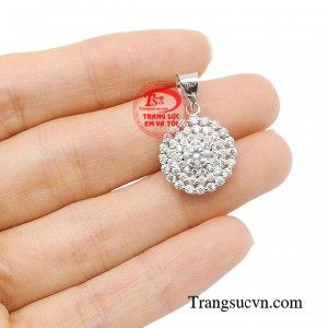 Chiếc mặt dây ẩn chứa vẻ đẹp lấp lánh nâng tầm phong cách phái đẹp.