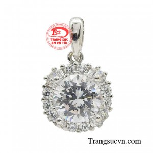 Mặt dây quý cô tinh tế sử dụng kỹ thuật đính kết tinh xảo của những bậc thầy kim hoàn đã tạo nên tuyệt phẩm.
