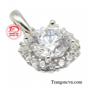 Mẫu mặt dây thiết kế lấy cảm hứng từ họa tiết ánh hào quang của mặt trời tỏa sáng.