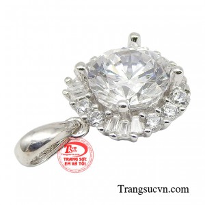 Sản phẩm mang nét độc đáo và là biểu tượng cho sự nữ tính dịu dàng, cộng hưởng cùng đá Cz tán sắc tỏa sáng theo mọi góc nhìn.