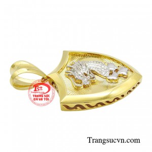 Chính vì vậy mà thiết kế mặt dây đã sử dụng hình tượng Rồng để làm cảm hứng tạo nên món trang sức mang giá trị truyền thống văn hóa phương Đông. 