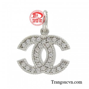 Mặt dây thanh lịch nữ tính mang dấu ấn riêng để tỏa sáng trong những cuộc tụ họp bạn bè.