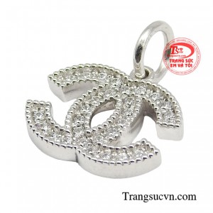 Khoác lên mình chiếc mặt dây thanh lịch nữ tính là đã khiến người đối diện phải trầm trồ bởi vẻ đẹp tự tin toát lên từ món trang sức.