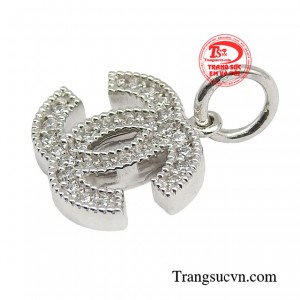 Chỉ cần tô thêm chút món trang sức phụ kiện, phái đẹp đã có thể tới ngay buổi gặp mặt, tụ tập ngẫu hứng.