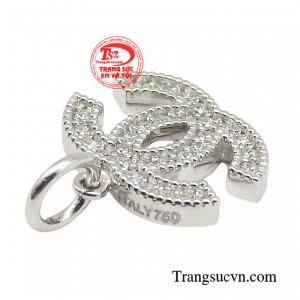 Chỉ với một chiếc mặt dây đơn giản, bất kì cô gái nào cũng có thể ghi dấu ấn phong cách thời thượng trong những cuộc gặp gỡ.