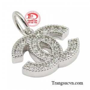 Chiếc mặt dây sẽ giúp bạn lan tỏa cảm hứng và tình yêu tới mọi người.