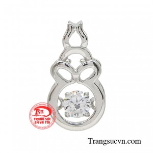 Mặt dây thỏ con duyên dáng đúng như cái tên, chiếc mặt dây được tạo ra để dành cho các cô nàng mộng mơ.