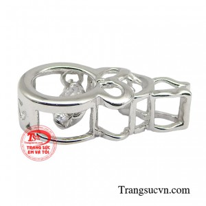 Không dừng lại với vẻ đẹp trong sáng, tinh khiết, chiếc mặt dây mang tới làn gió mới trong phong cách của mỗi chị em.