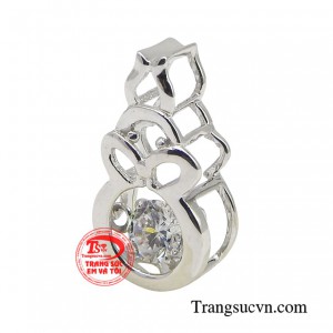 Chiếc mặt dây dễ thương với thiết kế thỏ con xinh xắn, thanh mảnh luôn là trang sức được nhiều bạn gái yêu thích.