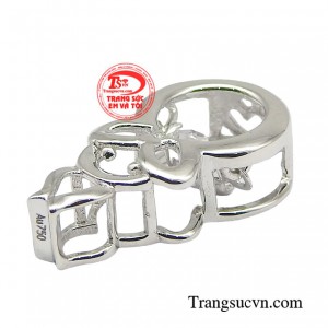 Chính vì vậy chiếc mặt dây dễ thương cũng là món quà đầy ý nghĩa, với mong muốn những điều tốt đẹp nhất sẽ đến với cuộc sống của người bạn thương yêu.