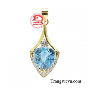 Mặt dây topaz kiêu sa tạo thêm vẻ tinh tế giúp chị em dễ dàng phối đồ. 