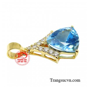 Chiếc mặt dây topaz phú quý tạo nên diện mạo thanh lịch, nhẹ nhàng. 