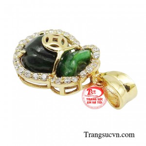 Trong tương sinh ngũ hành màu xanh của ngọc cẩm thạch đặc biệt phù hợp với người mệnh mộc và mệnh hỏa. 