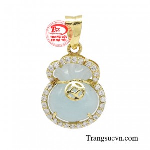Mặt dây túi tiền phú quý không chỉ tôn lên vẻ đẹp của người dùng mà còn mang ý nghĩa phong thủy