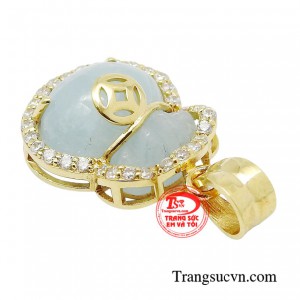 Chiếc mặt dây được chế tác từ đá aquamarine giúp người đeo tránh được những điều xui rủi trong cuộc sống