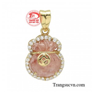 Mặt dây túi tiền thạch anh dâu với thiết kế nhỏ nhắn màu sắc tươi sáng là lựa chọn tuyệt vời cho các chị em. 