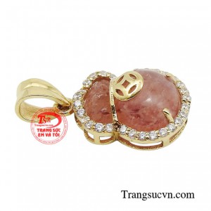 Mặt dây túi tiền thạch anh dâu mang nét đẹp nhẹ nhàng, nữ tính và hết sức duyên dáng