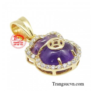 Nguồn năng lượng tích cực từ đá thạch anh tím làm người đeo thoải mái tinh thần, giảm căng thẳng. 