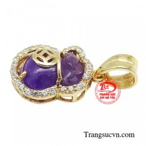 Món trang sức hình túi tiền được chế tác với hoa văn tinh xảo trên nền chất liệu đá thạch anh tím cùng vàng 14k giúp tôn lên vẻ quyền quý. 