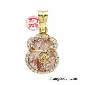 Mặt dây túi tiền thạch anh tóc đỏ giúp người đeo nhận được những điều may mắn trong công việc và cuộc sống, tiền bạc sẽ luôn đến một cách bất ngờ.