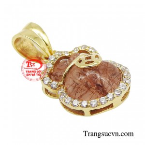 Không những vậy chiếc mặt dây còn giúp bạn giảm bớt những điều buồn bực và u sầu hay những thị phi liên quan đến chuyện tài chính.