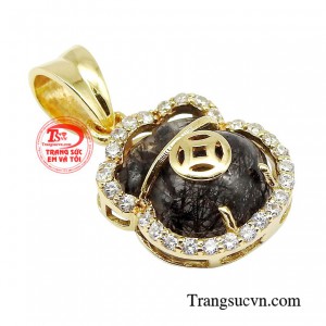 Thạch anh tóc đen còn được khá nhiều người ưa chuộng bởi sự trầm tính, không quá cầu kỳ nhưng lại vô cùng sang trọng, dễ phối đồ.