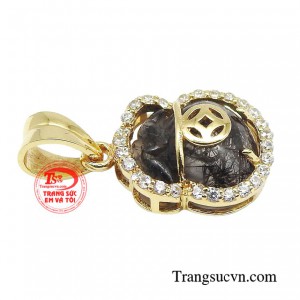 Tăng sự thu hút hơn đối với các bạn khác giới. Ngoài ra, sản phẩm được chạm khắc hình túi tiền giúp người đeo tăng thêm vượng khí, thu hút tài lộc.