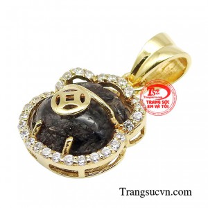 Bởi bên trong đá có chứa các tinh thể mang màu đen huyền bí, lung linh, góp phần tạo nên sự sang chảnh, độc đáo cho người dùng.