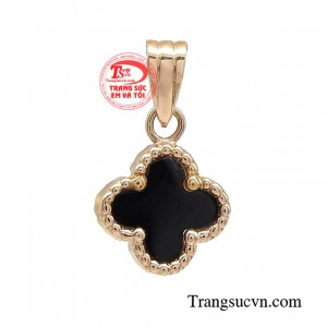 Mặt dây vàng hồng cao cấp được chế tác tinh xảo, sở hữu quyền năng quyến rũ trong việc tôn vinh nhan sắc của phái đẹp mà ai cũng khao khát có được. 