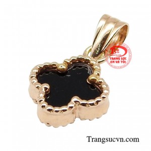 Bạn sẽ không quá ngạc nhiên khi chiếc mặt dây luôn là người bạn đồng hành đắc lực mỗi khi dạo phố.