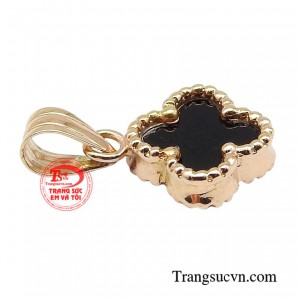 Không chỉ làm tăng sự kiêu sa, quý phái cho diện mạo, mà việc đeo trên mình chiếc mặt dây còn giúp thể hiện vị thế và làm nổi bật cốt cách, đẳng cấp của người đeo chúng một cách độc đáo. 