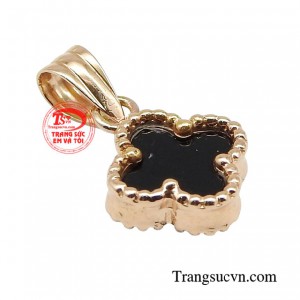 Sử dụng chiếc mặt dây để có thể trở nên xinh đẹp và giàu sức sống nhất trong mắt mọi người xung quanh. 