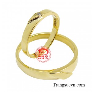 Hai chiếc nhẫn được thiết kế đơn giản, tinh tế nhưng vô cùng thanh lịch và sang trọng sẽ là sự lựa chọn hoàn hảo cho đôi tân lang tân nương trong ngày trọng đại.