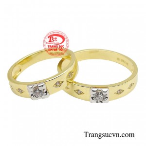 Nhẫn cưới vàng tây ghi dấu được coi như một tín vật thiêng liêng của mỗi cặp vợ chồng. 