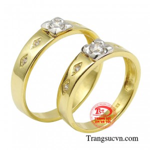 Chiếc nhẫn hình tròn không điểm đầu điểm cuối tựa như cuộc hôn nhân viên mãn vẹn tròn, hình thức tương đồng thể hiện sự đồng điệu tâm hồn, tuy hai mà một. 