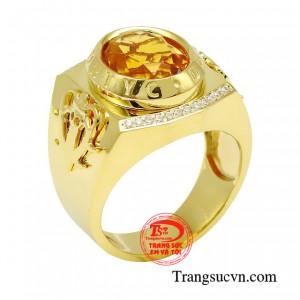 Nhẫn nam thạch anh lịch lãm với đường nét thiết kế mạnh mẽ kết hợp với vàng 14k thượng hạng tạo nên vẻ đẹp ấn tượng, phong thái của một quý ông lịch lãm. 