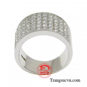 Một bộ vest đẳng cấp, cavat hài hòa, giày da sang trọng và tất nhiên không thể thiếu món trang sức giúp nâng tầm đẳng cấp này.